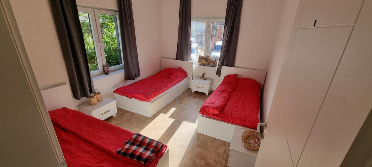 Bora Hostel Peje Bagian luar foto