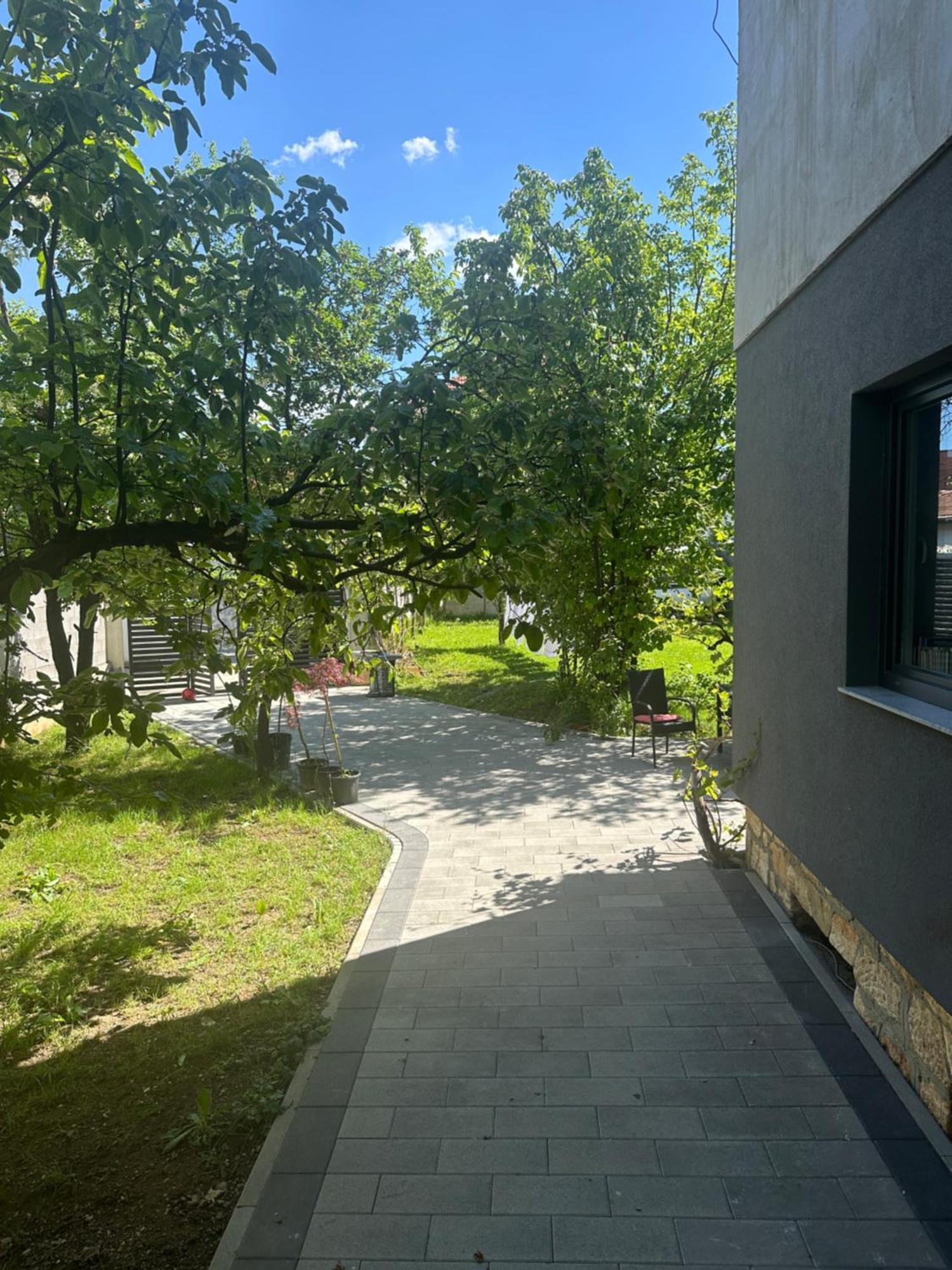 Bora Hotel Peje Bagian luar foto