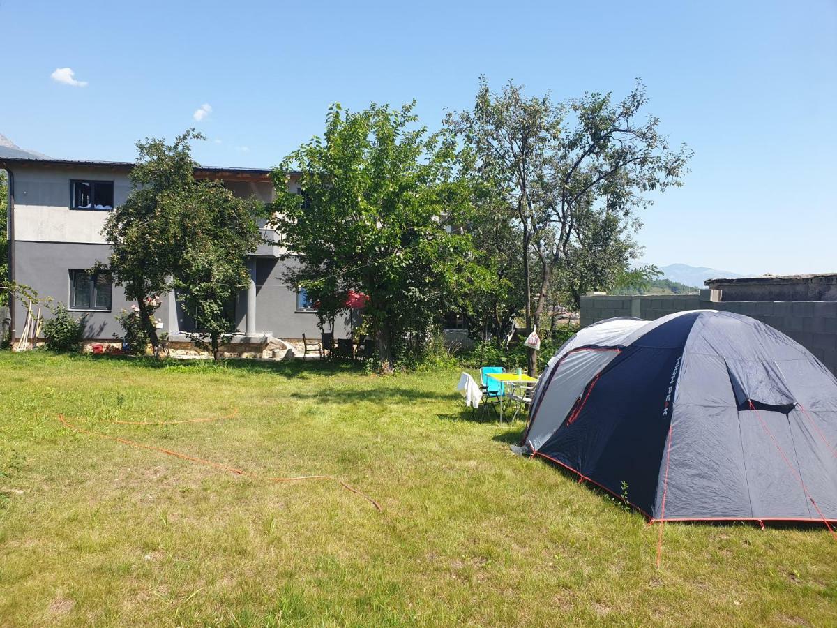 Bora Hostel Peje Bagian luar foto